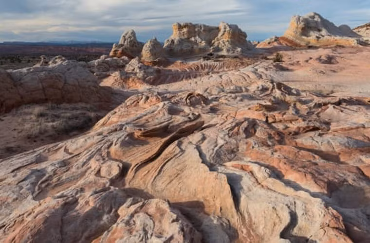 Vách núi Vermilion, Arizona. Vách núi Vermilion là một trong những nơi thu hút nhất ở Mỹ. Các hẻm núi và vòm đá sa thạch xoáy là điểm thu hút của Vách núi Vermilion.