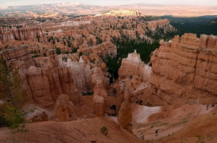 Hẻm núi Bryce, Utah. Hẻm núi này xuất hiện màu đỏ, trắng và vàng tương phản với bầu trời xanh nhờ vào những cột đá phong hóa và hình dạng bất thường. Những cột đá này là kết quả của hàng thiên niên kỷ của thời tiết và xói mòn.