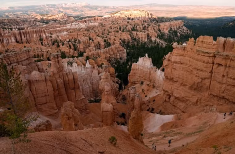 Hẻm núi Bryce, Utah. Hẻm núi này xuất hiện màu đỏ, trắng và vàng tương phản với bầu trời xanh nhờ vào những cột đá phong hóa và hình dạng bất thường. Những cột đá này là kết quả của hàng thiên niên kỷ của thời tiết và xói mòn.