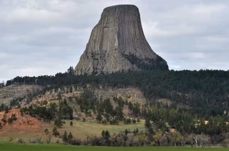 Tháp Quỷ là một cấu trúc đá nguyên khối hay còn gọi là cổ núi lửa, nằm ở Black Hills, gần Hulett và Sundance thuộc quận Crook, phía đông bắc bang Wyoming, bên sông Belle Fourche, Mỹ. Tháp cao 1.558m so với mực nước biển, nằm ở vị trí cao hơn địa hình xung quanh 386m. Tháp được coi là biểu tượng thiêng liêng của một số bộ lạc người Mỹ bản địa.