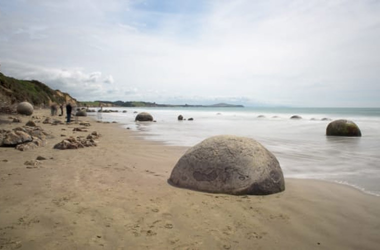 Bãi đá Moeraki, New Zealand. Những tảng đá Moeraki hình cầu, to có thể dễ bị hiểu nhầm là tuyệt tác do con người tạo nên nhưng nó hoàn toàn là do thiên nhiên sắp đặt. Hàng trăm khối đá tròn như những quả trứng rồng nằm rải rác trên bờ biển Koekohe. Đây là một trong những cảnh quan thiên nhiên kỳ lạ nhất thế giới.
