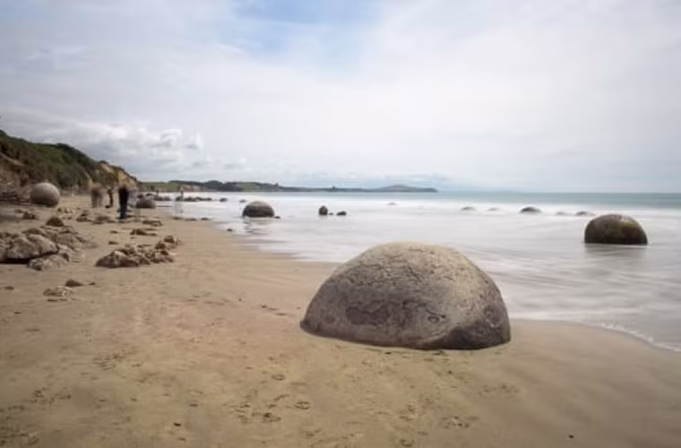 Bãi đá Moeraki, New Zealand. Những tảng đá Moeraki hình cầu, to có thể dễ bị hiểu nhầm là tuyệt tác do con người tạo nên nhưng nó hoàn toàn là do thiên nhiên sắp đặt. Hàng trăm khối đá tròn như những quả trứng rồng nằm rải rác trên bờ biển Koekohe. Đây là một trong những cảnh quan thiên nhiên kỳ lạ nhất thế giới.