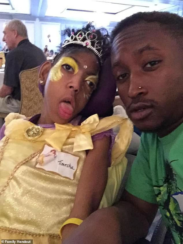 Co gai 20 tuoi “song lai” trong nha tang le, ai cung kinh ngac