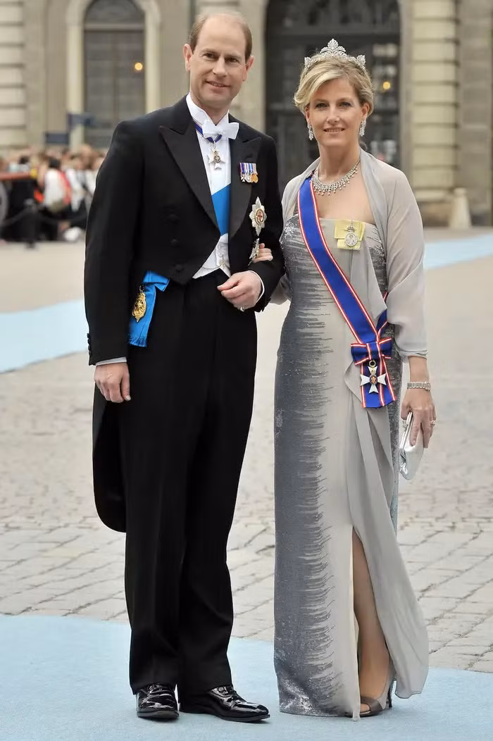 “Khi Hoàng tử Edward cưới Sophie, cô ấy là một chuyên gia PR thành công còn Edward thì có công ty sản xuất riêng” – một chuyên gia nghiên cứu về Hoàng gia, ông Marlene Koenig, cho biết.