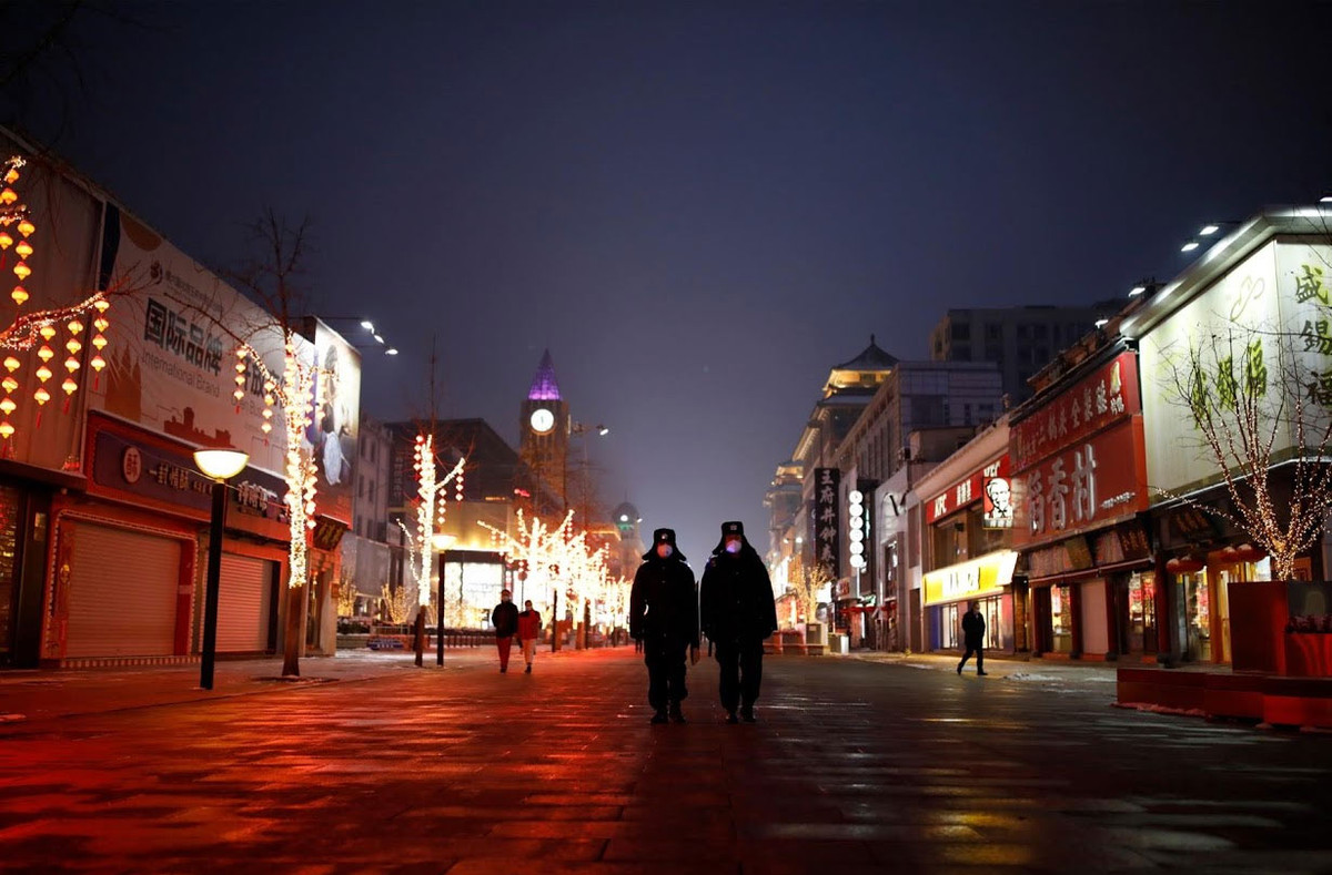 Chỉ rất ít người còn đủ dũng cảm để ra ngoài lúc này. Một nhân viên bảo vệ ở công viên Cảnh Sơn cho biết số du khách tới công viên chưa bằng 1/3 so với lúc chưa dịch.