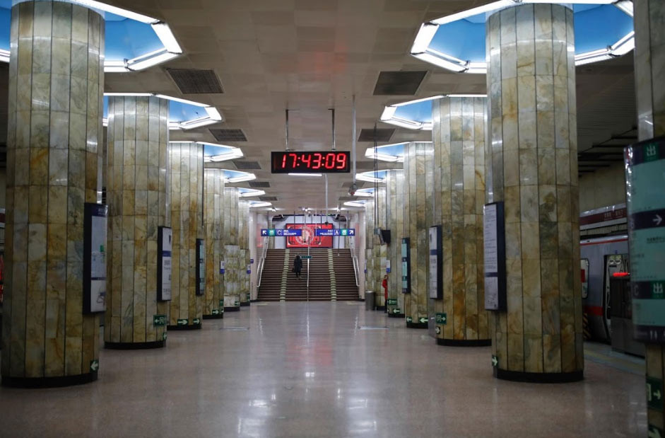 Chỉ có một vài trong số hơn 100 nhà hàng dọc con phố ẩm thực nổi tiếng Bắc Kinh, Guijie, mở cửa và các cửa hàng còn lại cũng đang hoang mang không biết họ sẽ trụ được đến bao giờ.