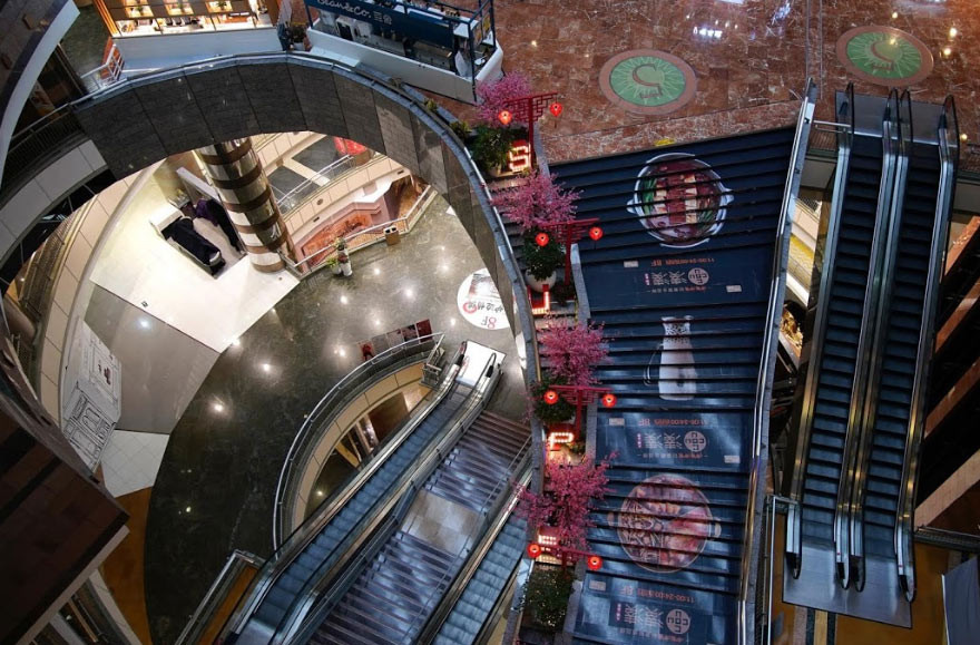 Lính gác dọc phố Vương Phủ Tỉnh, một con phố đi bộ, mua sắm nổi tiếng ở Bắc Kinh, cho biết bình thường con phố này rất đông nhất là vào dịp lễ tết. “Giờ nhìn xem, lính gác trên phố và nhân viên vệ sinh còn đông hơn du khách”.