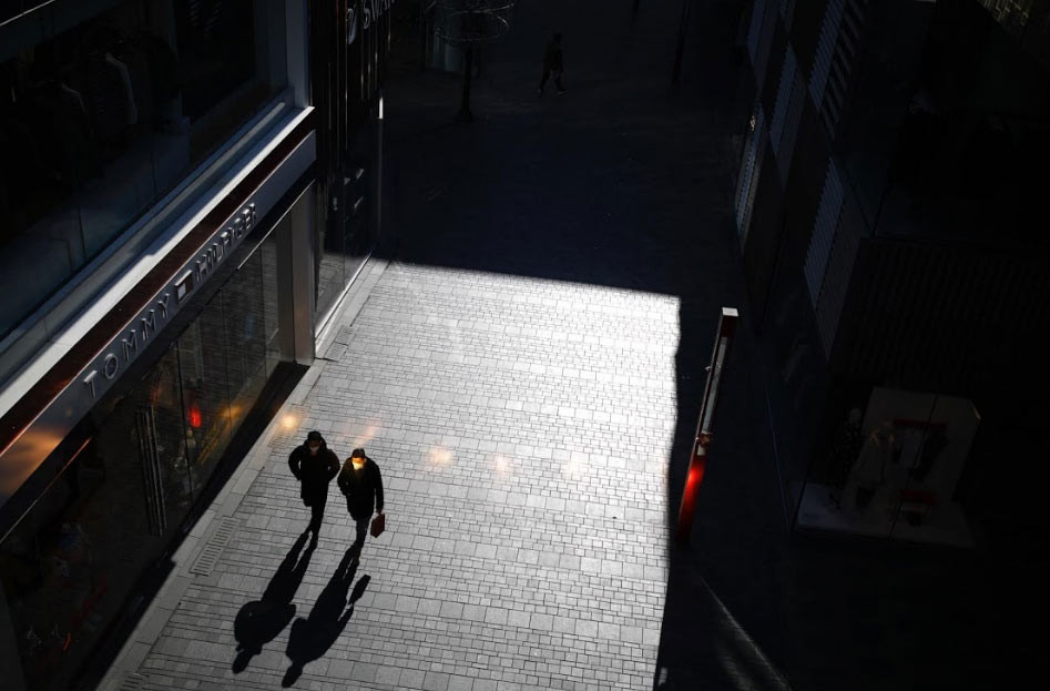 Một trung tâm thương mại ở Bắc Kinh vắng lặng như tờ, chỉ duy nhất có hai người khách đi lại.