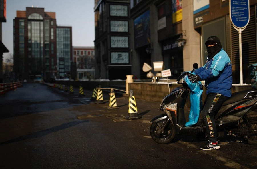 "Thành phố vắng vẻ vì mọi người ở hết trong nhà và không ra ngoài. Một số khách hàng không thể ra ngoài ăn vì họ đang bị cách ly nên họ gọi dịch vụ ship thức ăn đến cho mình" - một nhân viên vận chuyển đồ ăn cho biết.