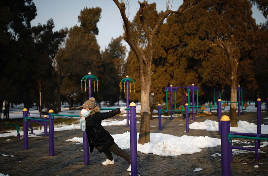 "Lúc chưa có dịch, công viên này có 100-200 người tới tập thể dục, giờ chỉ còn tầm 20% trong số đó tới. Tôi vẫn đi tập vì thấy an toàn, không khí trong sạch và mọi người đều tự bảo vệ mình tốt. Khi về nhà tôi chỉ việc cọ giầy tập và cởi bỏ áo khoác ra", bà Ren nói.