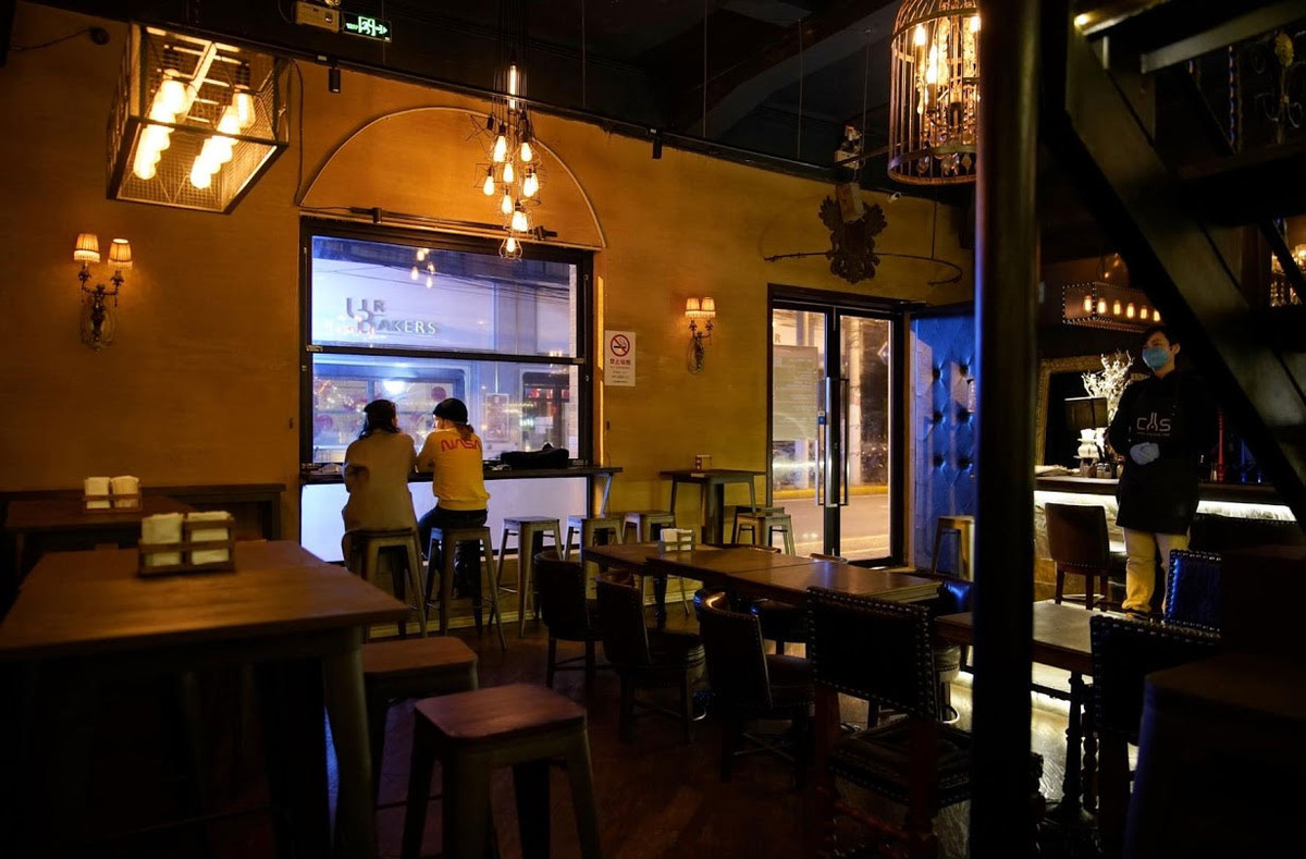 Các cửa hàng kinh doanh, quán bar và nhà hàng bị ảnh hưởng nặng nề bởi dịch virus corona khi chính phủ cấm đám đông tụ tập nhằm ngăn chặn sự lây lan của dịch bệnh. “Trước dịch, bạn sẽ phải đứng đợi bên ngoài một lúc mới có bàn trống để vào ăn nhưng giờ thì chỉ có 5 người trong quán vào giờ ăn trưa cao điểm” – một phục vụ trong một quán ăn cho biết.