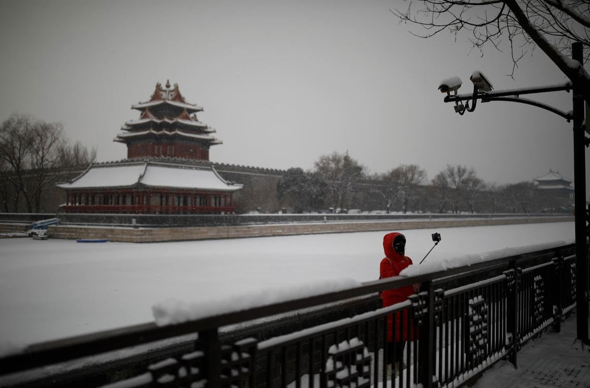 Thậm chí tại một trong những địa điểm chụp ảnh tuyết rơi nổi tiếng ở bên ngoài Tử Cấm Thành, chẳng thấy có người nào. “Năm ngoái, khi tuyết rơi ở Bắc Kinh, tôi phải xin nghỉ vài tiếng để tới Tử Cấm Thành chụp ảnh và nơi đây đông đảo người chen lấn tới ngắm cảnh và chụp ảnh. Nhưng năm nay, tôi chẳng khó khăn để tìm được một chỗ chụp ảnh. Con virus viêm phổi đã trói chân mọi người trong nhà” – Yang, một thanh niên 30 tuổi, cho biết.