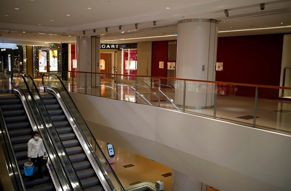 Không riêng gì Bắc Kinh, Thượng Hải, trung tâm tài chính của Trung Quốc và nhiều thành phố khác ở quốc gia đông dân nhất thế giới này đang trải qua những ngày mà đường phố nào cũng vắng lặng như "thành phố ma" bởi chính quyền yêu cầu người dân hạn chế ra ngoài vì dịch bệnh viêm phổi cấp do virus corona chủng mới (nCoV) đang hoành hành.