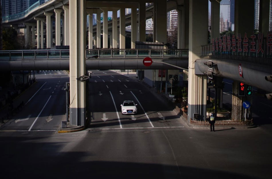 Trên một con đường chính ở Thượng Hải, duy nhất chỉ có một chiếc ô tô đi.