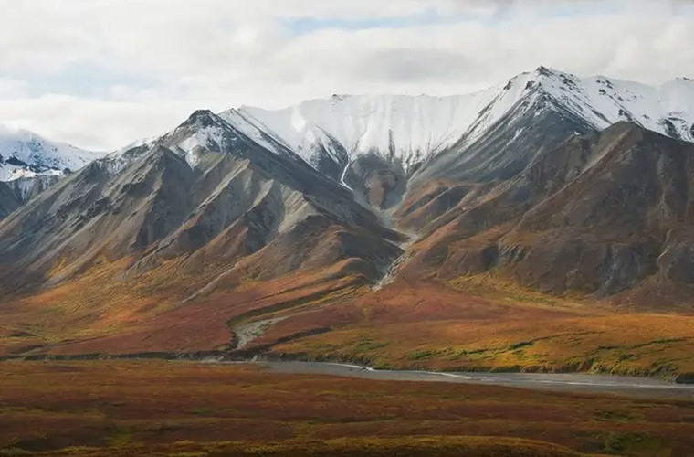 Dãy núi Alaska nằm bên trong Công viên Quốc gia Denali ở Alaska.