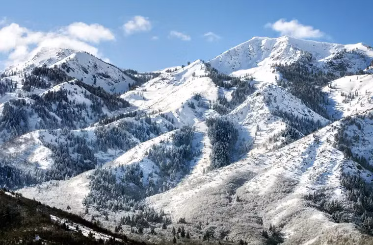 Núi Wasatch ở Utah. Đỉnh cao nhất của nó, núi Nebo, cao gần 4.200m.