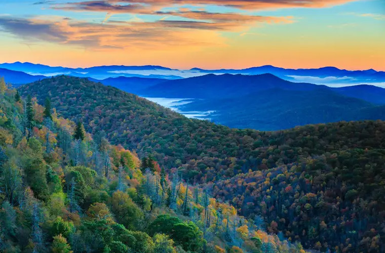 Núi Blue Ridge ở Georgia nổi tiếng bởi màu sắc rực rỡ, sống động.