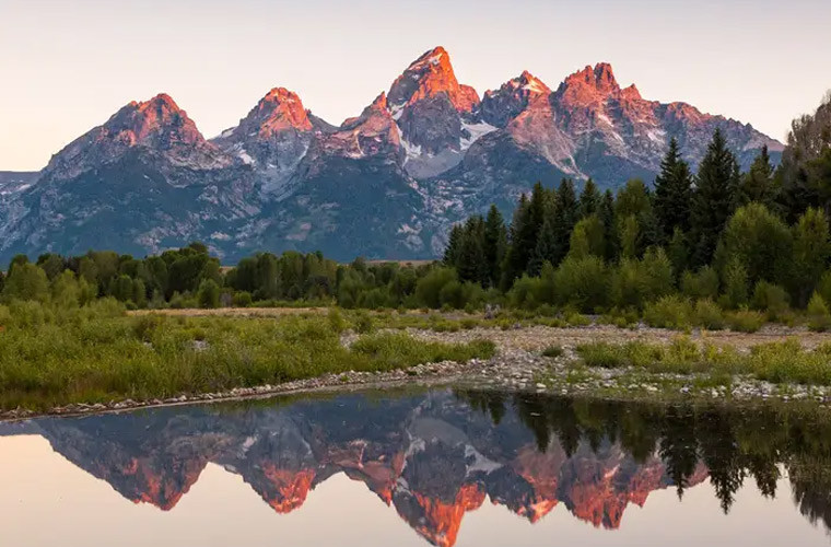 Teton là một phần của dãy núi Middle Rocky. Đỉnh cao nhất của dãy núi này là gần 4.200m.