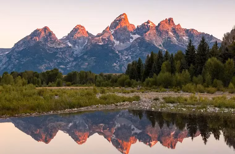 Teton là một phần của dãy núi Middle Rocky. Đỉnh cao nhất của dãy núi này là gần 4.200m.