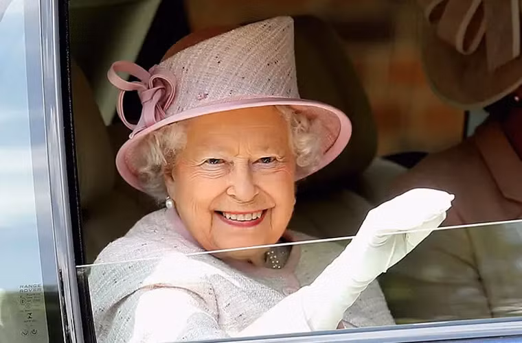 Bà chào mọi người từ trong xe. Theo Harper’s Bazaar, Nữ hoàng được tặng một bàn tay giả để chào mọi người khi bà thấy mỏi mệt khi màn chào hỏi quá lâu.