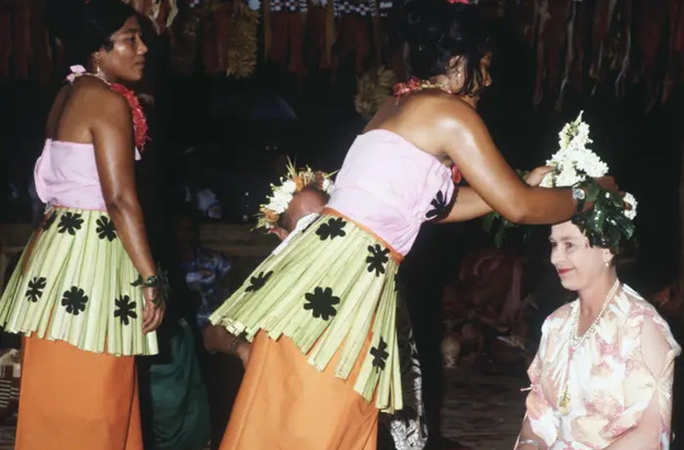 Trong chuyến công du Nam Thái Bình Dương vào năm 1982, Nữ hoàng được hai người phụ nữ địa phương tặng một vòng hoa đội đầu làm từ hoa đại.