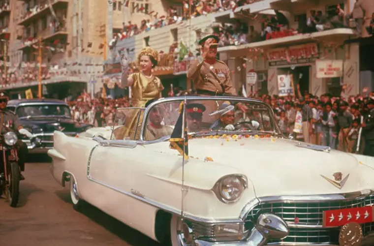 Trong chuyến công du năm 1961, Nữ hoàng Anh vẫy chào đám đông dân chúng đang đứng chào đón bà khi bà đi dọc các con phố ở Karachi.