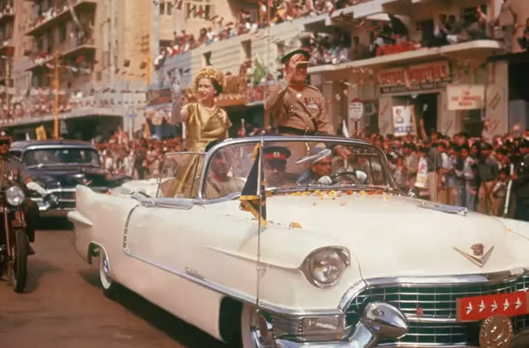 Trong chuyến công du năm 1961, Nữ hoàng Anh vẫy chào đám đông dân chúng đang đứng chào đón bà khi bà đi dọc các con phố ở Karachi.