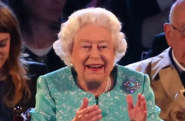 Nữ hoàng Elizabeth II vừa cười vừa vỗ tay trong lễ kỷ niệm sinh nhật lần thứ 90 của bà tại Windsor năm 2016. Mời độc giả xem thêm video: Nữ hoàng Anh nói "Hoàng tử bé đem lại hy vọng mới" (Nguồn video: VTC14)