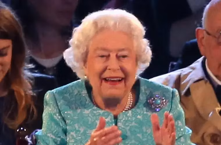 Nữ hoàng Elizabeth II vừa cười vừa vỗ tay trong lễ kỷ niệm sinh nhật lần thứ 90 của bà tại Windsor năm 2016. Mời độc giả xem thêm video: Nữ hoàng Anh nói "Hoàng tử bé đem lại hy vọng mới" (Nguồn video: VTC14)