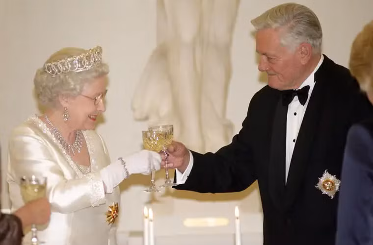 Tại bữa tiệc ở Lithuania, Nữ hoàng Anh và Tổng thống Lithuania lúc đó, Valdas Adamkus, cụng ly. Nữ hoàng Elizabeth thích sâm panh và trước khi đi ngủ bà thường uống một ly.