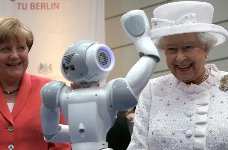 Trong một buổi tiệc chiêu đãi tại Trường Đại học Công nghệ ở Berlin, Nữ hoàng được một chú robot đứng vẫy chào, khiến bà rất phấn khích.