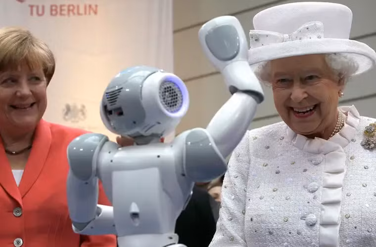 Trong một buổi tiệc chiêu đãi tại Trường Đại học Công nghệ ở Berlin, Nữ hoàng được một chú robot đứng vẫy chào, khiến bà rất phấn khích.