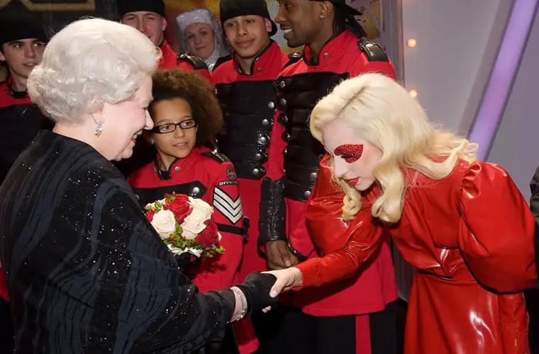 Năm 2009, Nữ hoàng Anh tươi cười khi gặp Lady Gaga trong một buổi biểu diễn ở Blackpool, Anh.