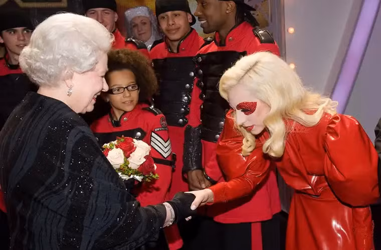 Năm 2009, Nữ hoàng Anh tươi cười khi gặp Lady Gaga trong một buổi biểu diễn ở Blackpool, Anh.