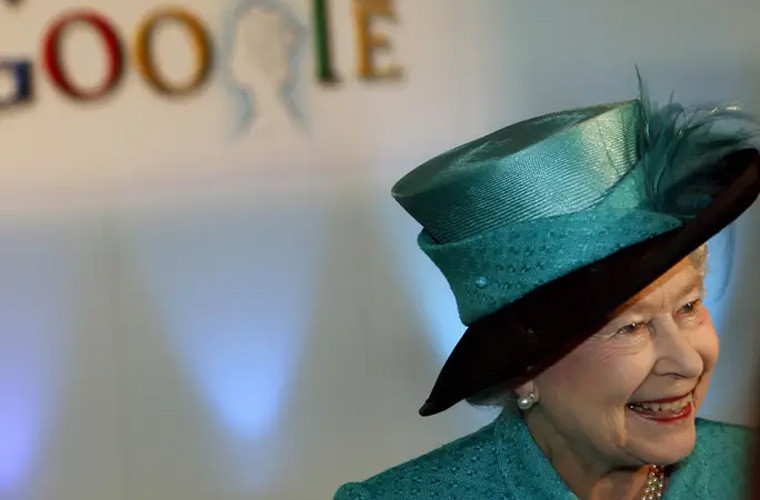 Năm 2008, Nữ hoàng và Hoàng thân Philip thăm trụ sở của Google và thích thú khi xem một video viral quay cảnh một em bé đang cười.