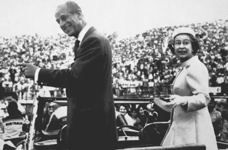 Năm 1982, Hoàng thân Philip và Nữ hoàng Elizabeth chào mọi người khi họ tham dự Thế vận hội Khối thịnh vượng chung lần thứ 12 ở Australia.