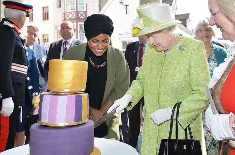 Chiếc bánh sinh nhật lần thứ 90 của Nữ hoàng được chuẩn bị bởi Nadiya Hussain, người dành chiến thắng trong cuộc thi "The Great British Bake-Off".