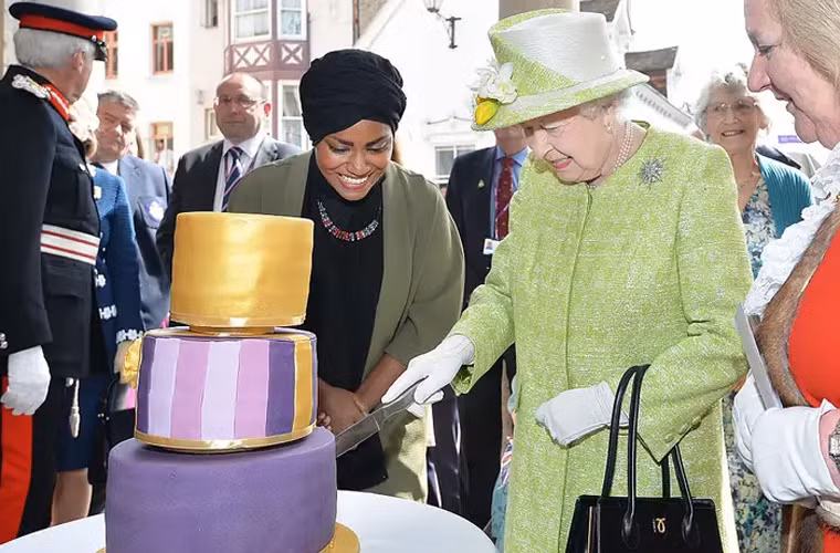 Chiếc bánh sinh nhật lần thứ 90 của Nữ hoàng được chuẩn bị bởi Nadiya Hussain, người dành chiến thắng trong cuộc thi "The Great British Bake-Off".