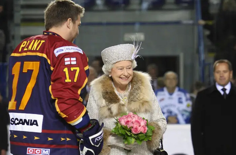 Nữ hoàng Anh cười tươi khi gặp gỡ một vài vận động viên khúc côn cầu ở Bratislava, Slovakia, trước khi trận đấu bắt đầu.