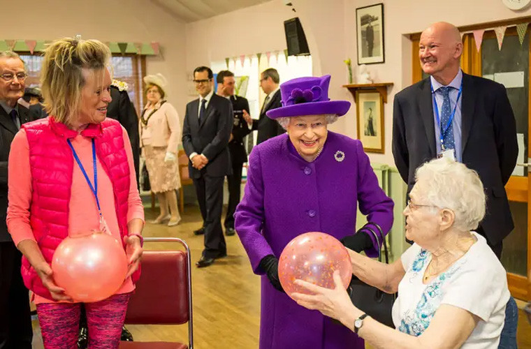 Theo Telegraph, năm 2018, Nữ hoàng tới thăm Trung tâm King George VI Day Center (được đặt tên theo tên cha của bà - cố Quốc vương George VI) để tổ chức lễ kỷ niệm lần thứ 60 của trung tâm này.