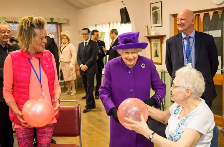 Theo Telegraph, năm 2018, Nữ hoàng tới thăm Trung tâm King George VI Day Center (được đặt tên theo tên cha của bà - cố Quốc vương George VI) để tổ chức lễ kỷ niệm lần thứ 60 của trung tâm này.