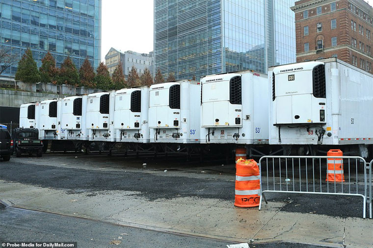 Bệnh viện Langone NYU ở Manhattan có 12 xe tải đông lạnh đang ở vị trí sẵn sàng sử dụng.