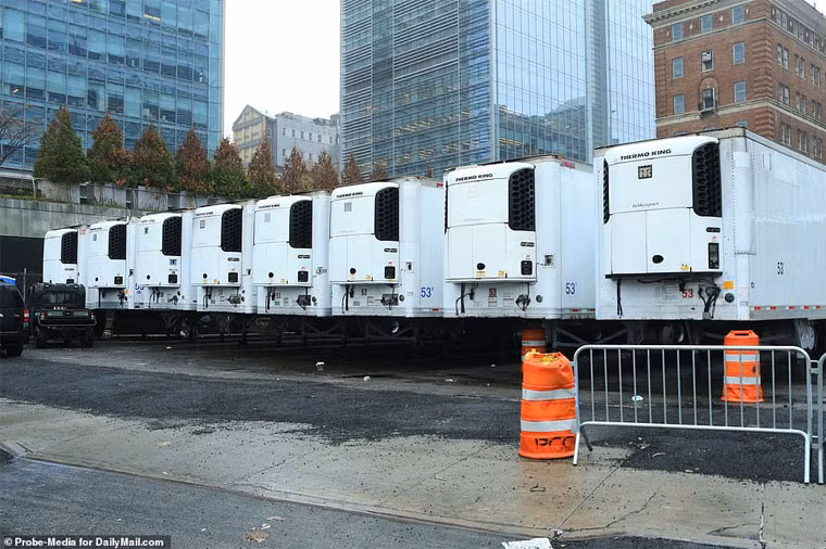 Bệnh viện Langone NYU ở Manhattan có 12 xe tải đông lạnh đang ở vị trí sẵn sàng sử dụng.