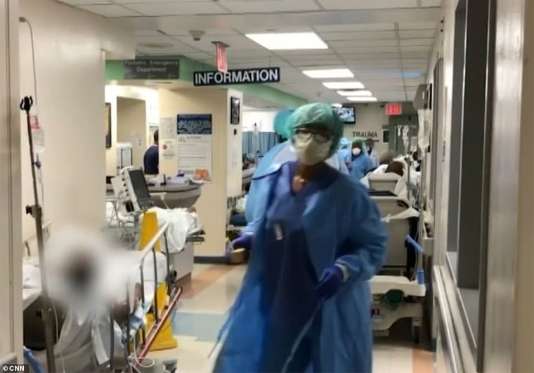 Nhân viên y tế làm việc không ngừng nghỉ tại phòng hồi sức tích cực ở Trung tâm Bệnh viện Trường Đại học Brookdale ở New York.