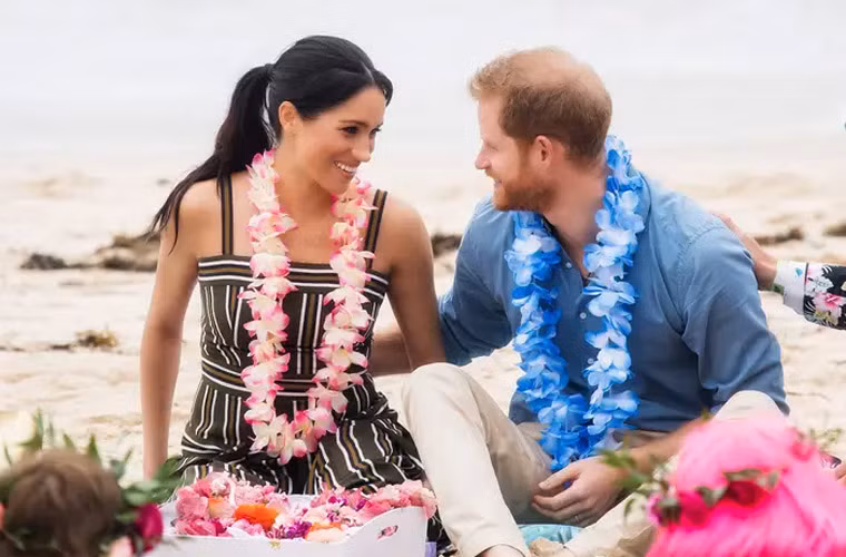 Tháng 10/2018: Meghan và Harry chia sẻ khoảnh khắc tình cảm tại bãi biển Bondi, Sydney trong chuyến đi tới Australia, Fiji, Tonga và New Zealand của vợ chồng cô.