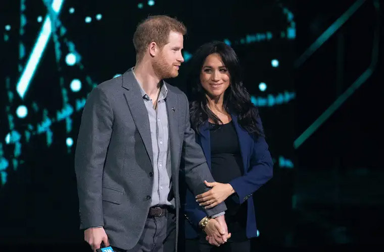 Tháng 3/2019: Meghan cùng Hoàng tử Harry xuất hiện trên sân khấu WE Day ở London. Sự xuất hiện của công nương khiến những người tham dự sự kiện ngạc nhiên bởi trước đó không có thông báo cô sẽ tới.