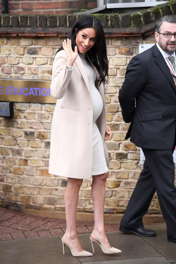 Tháng 1/2019: Meghan khoe bụng bầu trong một lần tham dự sự kiện Mayhew Animal Welfare ở London.