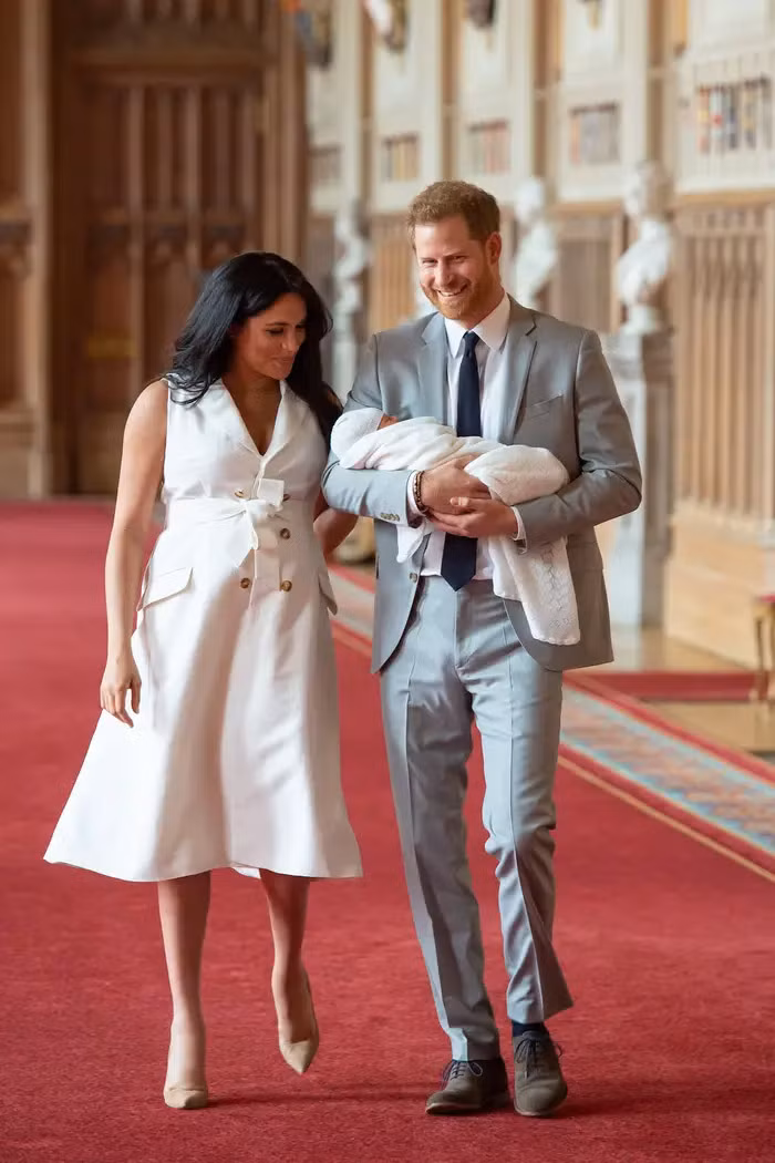 Tháng 5/2019: Sau một tháng không xuất hiện, Markle và Hoàng tử Harry khoe con trai Archie trong một buổi chụp ảnh ở Lâu đài Windsor. Meghan hạ sinh con trai vào ngày 6/5/2019.