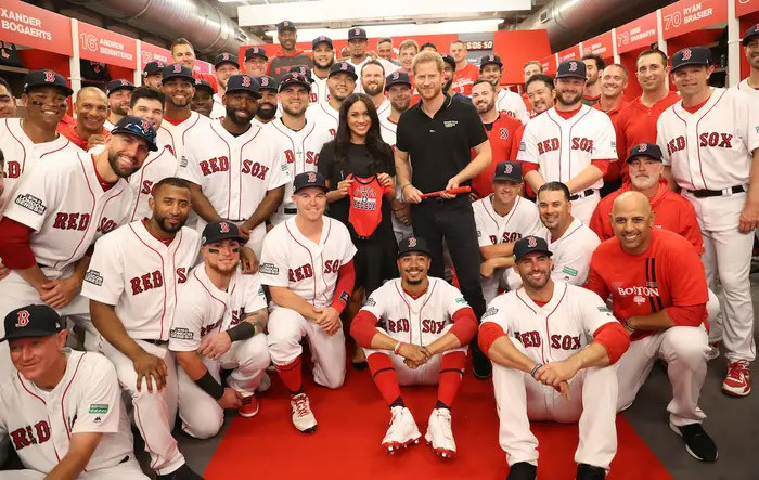 Tháng 6/2019: Hai vợ chồng Meghan thăm đội bóng chày Boston Red Sox trước trận đấu của đội này với New York Yankees ở London.