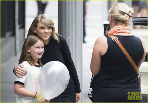 Fan than ngheo ke kho vi Covid-19, Taylor Swift hao phong tang ngay 3000 USD-Hinh-2